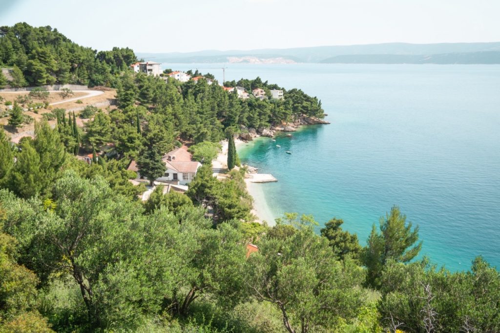 Paysage en bord de mer croate avec vue sur l’île de Pag.