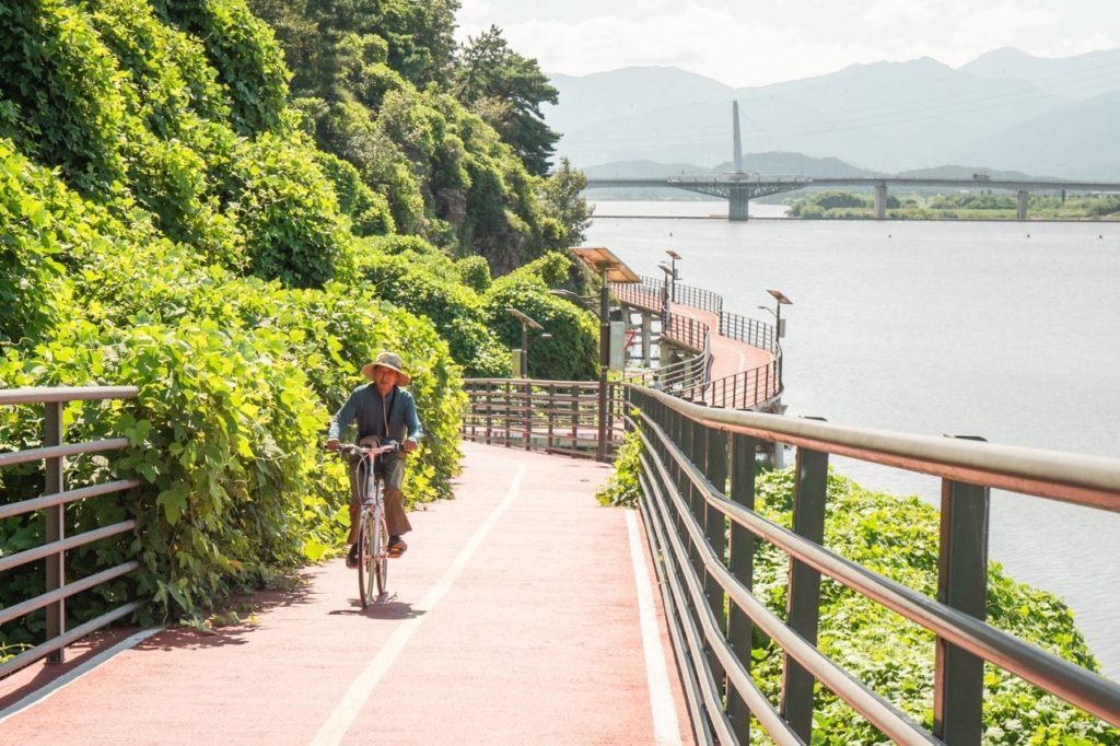 Cyclistes le long de la piste cyclable 4RIVERS en Corée du Sud 